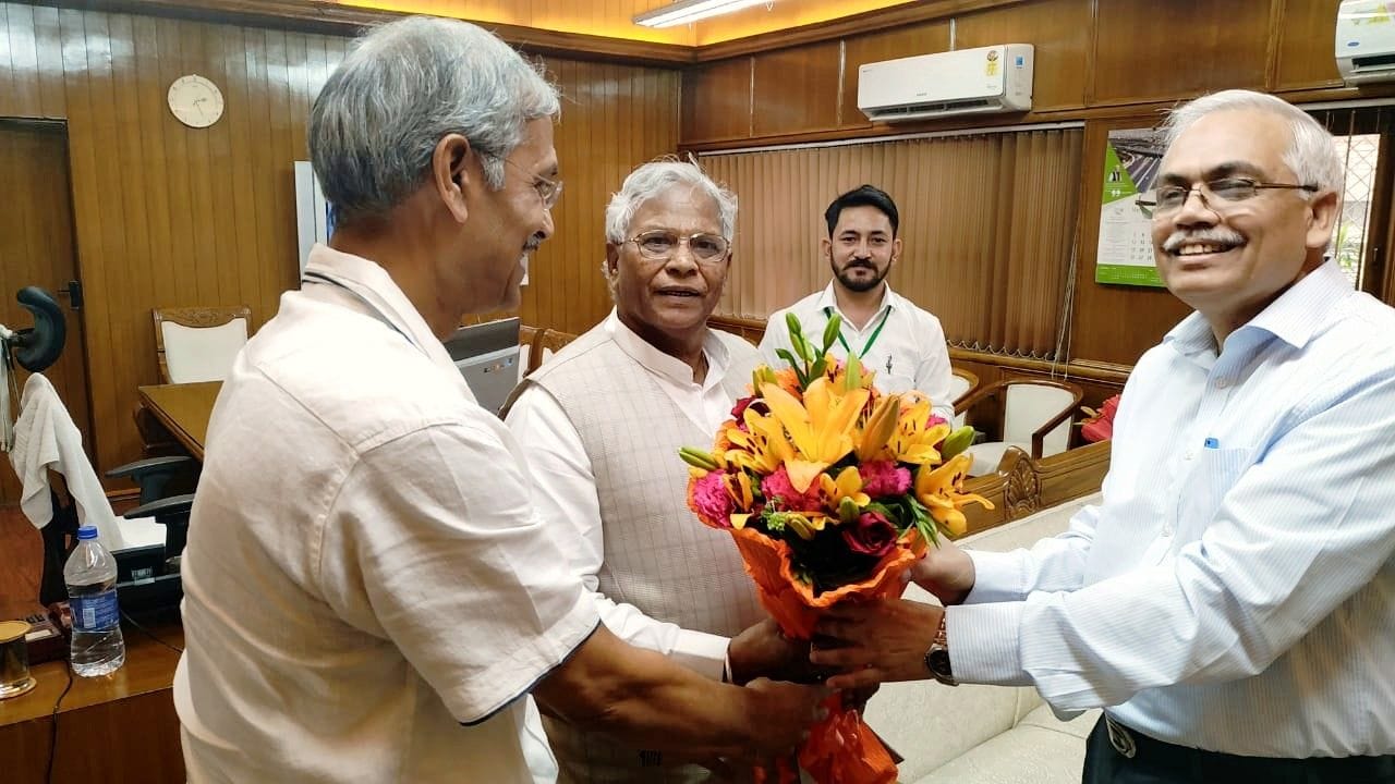 Sh. Ratan Lal Katariya Hon'ble MoS for Ministry of Jal Shakti being greeted by Chairman, CWC and Member(RM), CWC